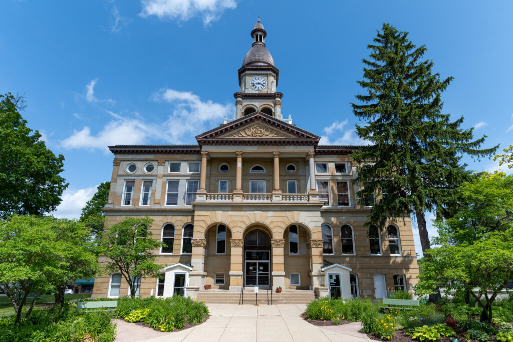 Learn photography online with True North Photography – courthouse exterior photo